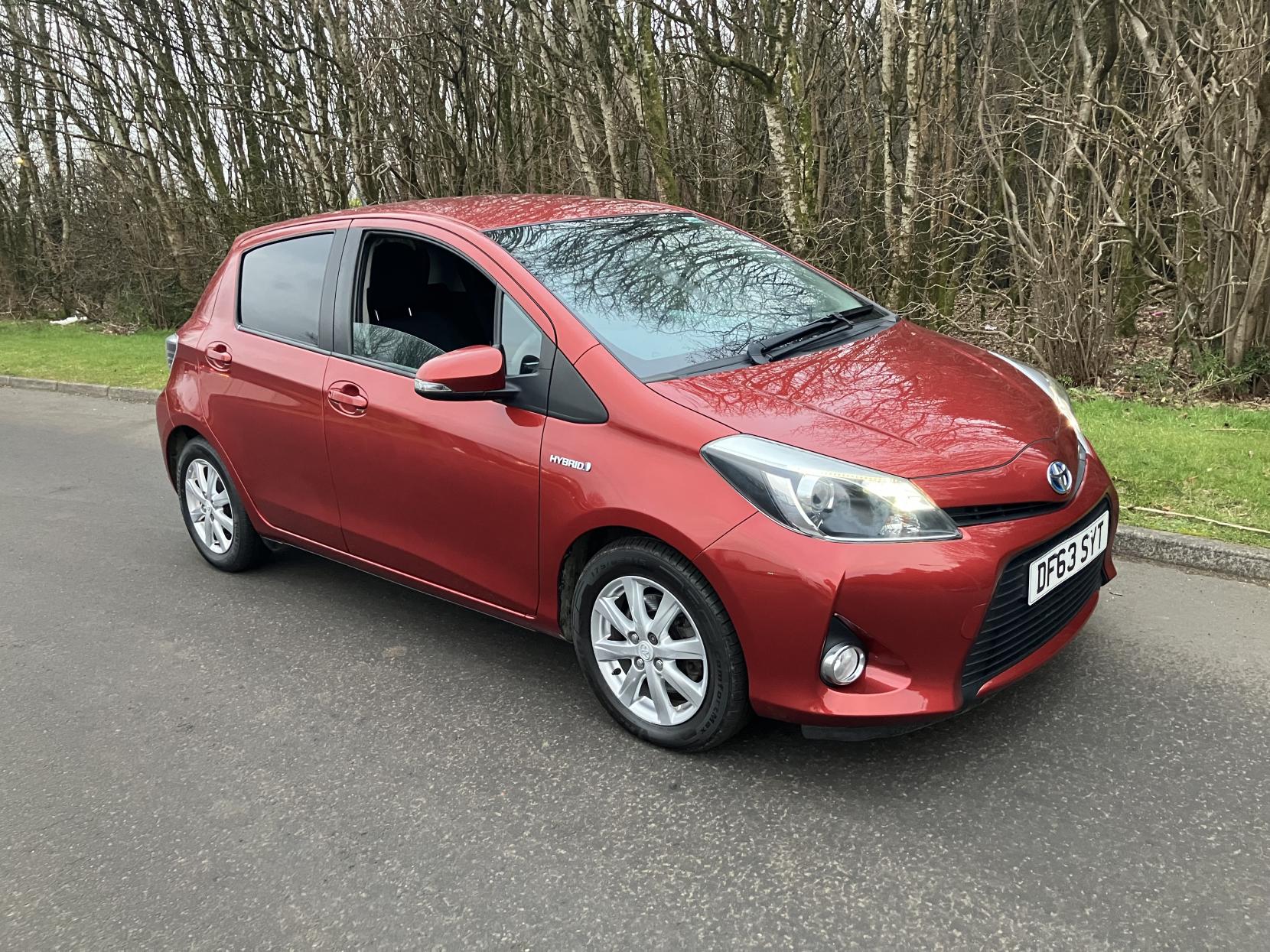 Toyota Yaris 1.5 VVT-h Icon Plus Hatchback 5dr Petrol Hybrid CVT Euro 5 (101 ps)